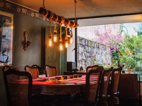 É possível usar lustres e pendentes em ambientes com tetos baixos?