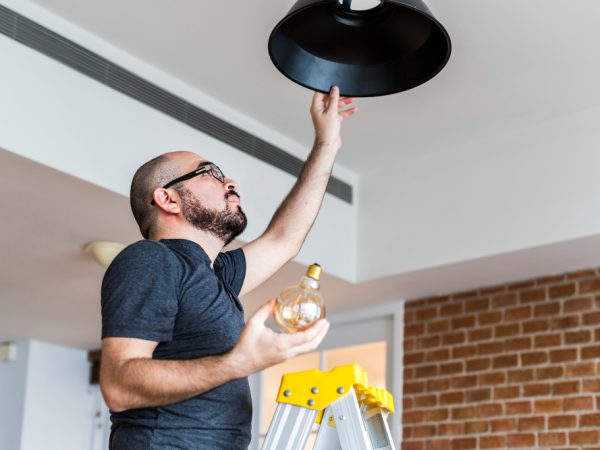 Como fazer a instalação correta de um lustre ou pendente?